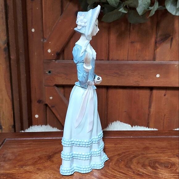Lladro 1970 13" Lady with Parasol Retired - Picture 3 of 8